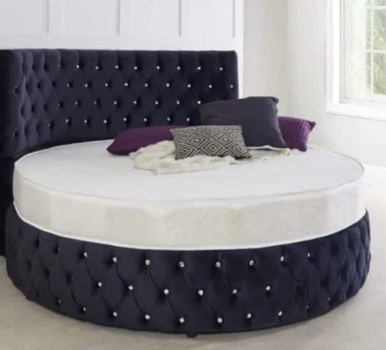 The queen B round bed