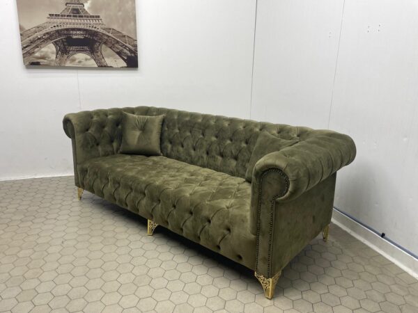 Fully buttoned chesterfield sofa