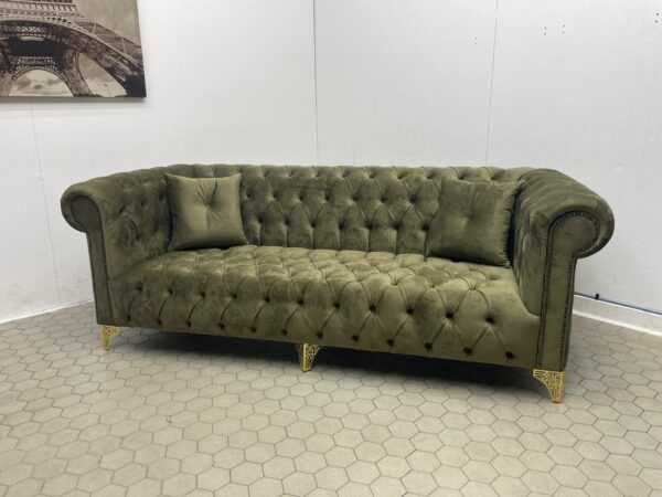 Fully buttoned chesterfield sofa