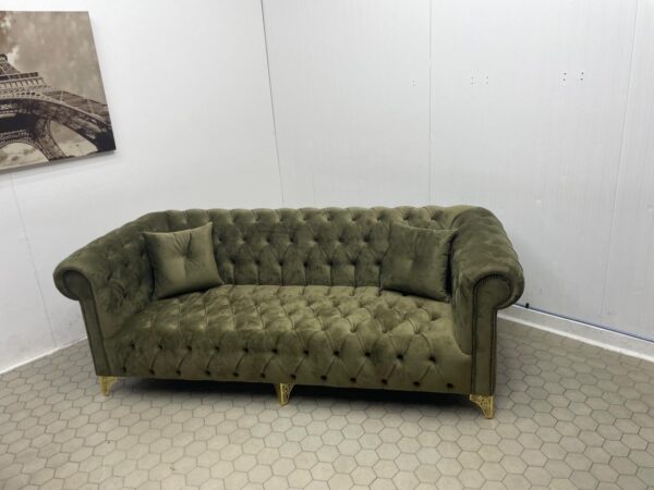 Fully buttoned chesterfield sofa