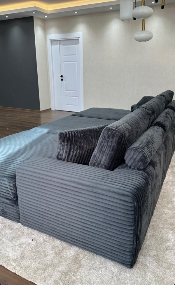 Royal Chicago cinema sofa with bolsters